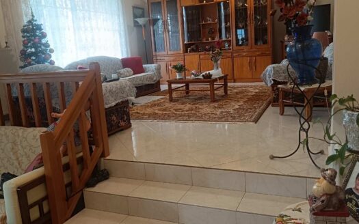 Πωλείται Οροφοδιαμέρισμα 140 τ.μ. στον Κάραβο Αλιβερίου Ταμυναίων Ευβοίας