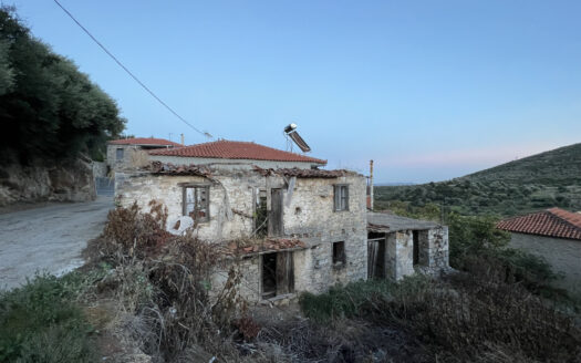 Πωλείται Παλιό Πέτρινο Κτίριο 100 τ.μ. σε Οικόπεδο 200 τ.μ. κοντά στο Αλιβέρι Ευβοίας