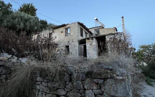 Πωλείται Παλιό Πέτρινο Κτίριο 100 τ.μ. σε Οικόπεδο 200 τ.μ. κοντά στο Αλιβέρι Ευβοίας